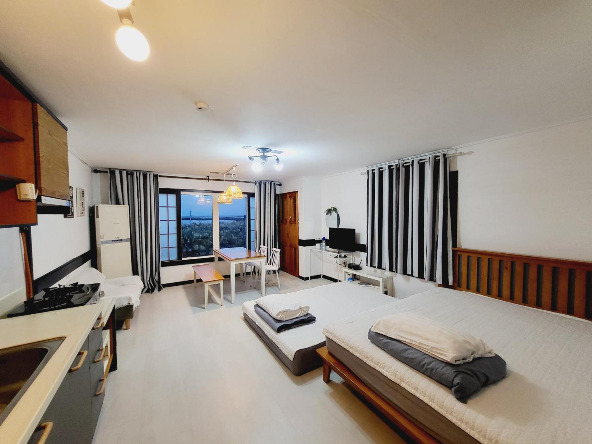 Morning Beach Pension Чеджу Екстериор снимка